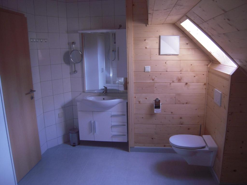 巴特舍瑙哈弗林格霍夫罗浮农家乐的浴室配有白色卫生间和盥洗盆。