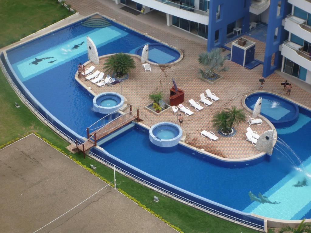 通苏帕Departamento Frente al Mar Diamond Beach的享有大型游泳池的空中景致
