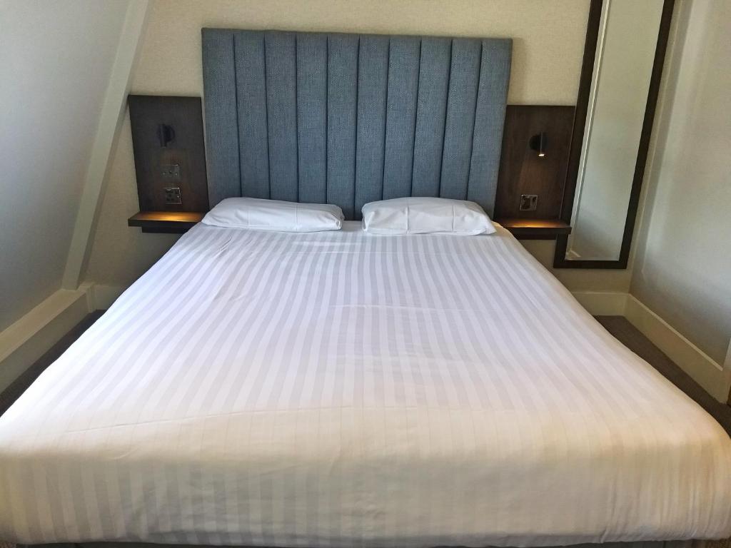 伦敦花园府酒店的小房间一张大白色的床