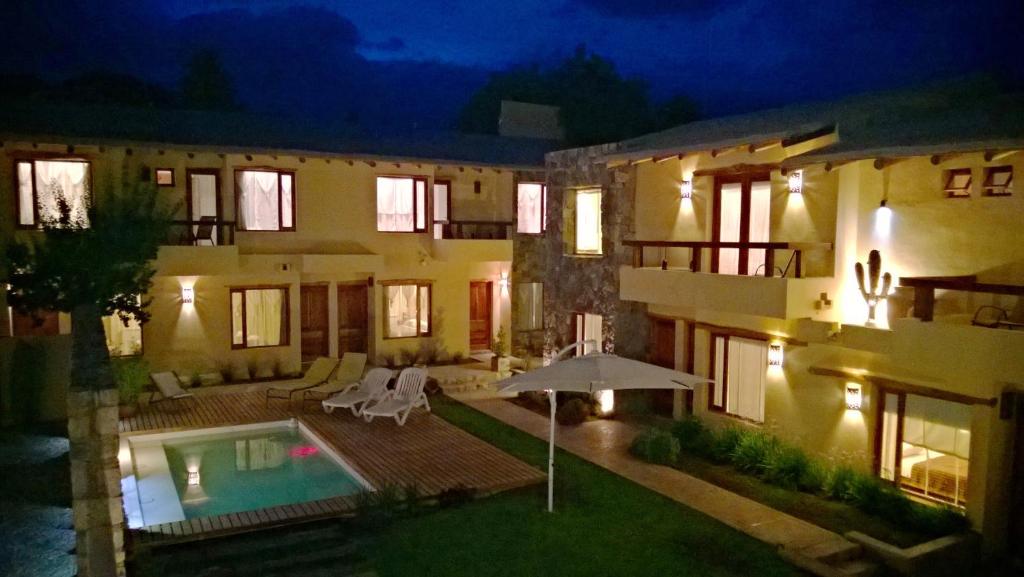 蒂尔卡拉Al Sereno Hotel Panoramico的一座晚上设有游泳池的房子