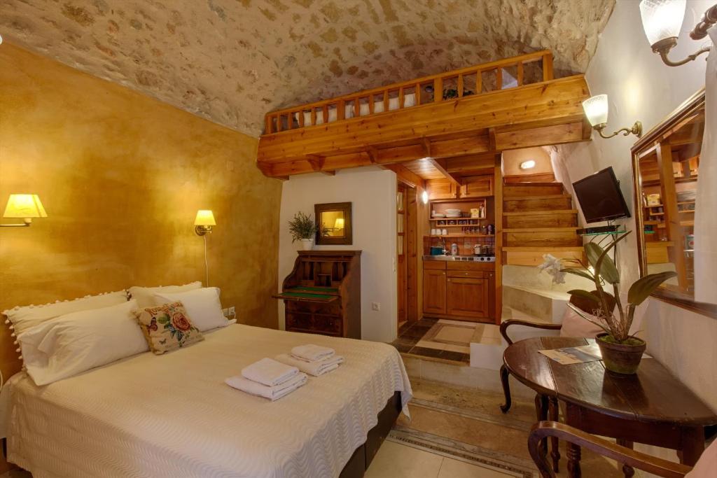 莫奈姆瓦夏Dorovinis Monemvasia Castlehouses的卧室配有一张床和一张桌子