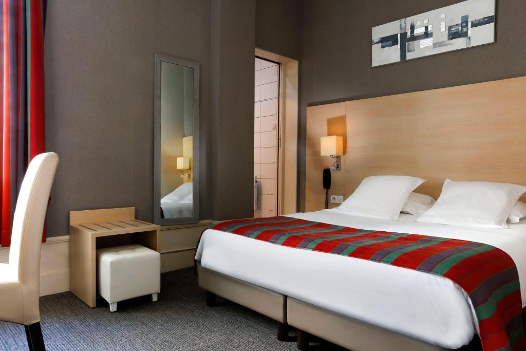 亚眠鲁尼维斯超豪华酒店的酒店客房带一张大床和一把椅子