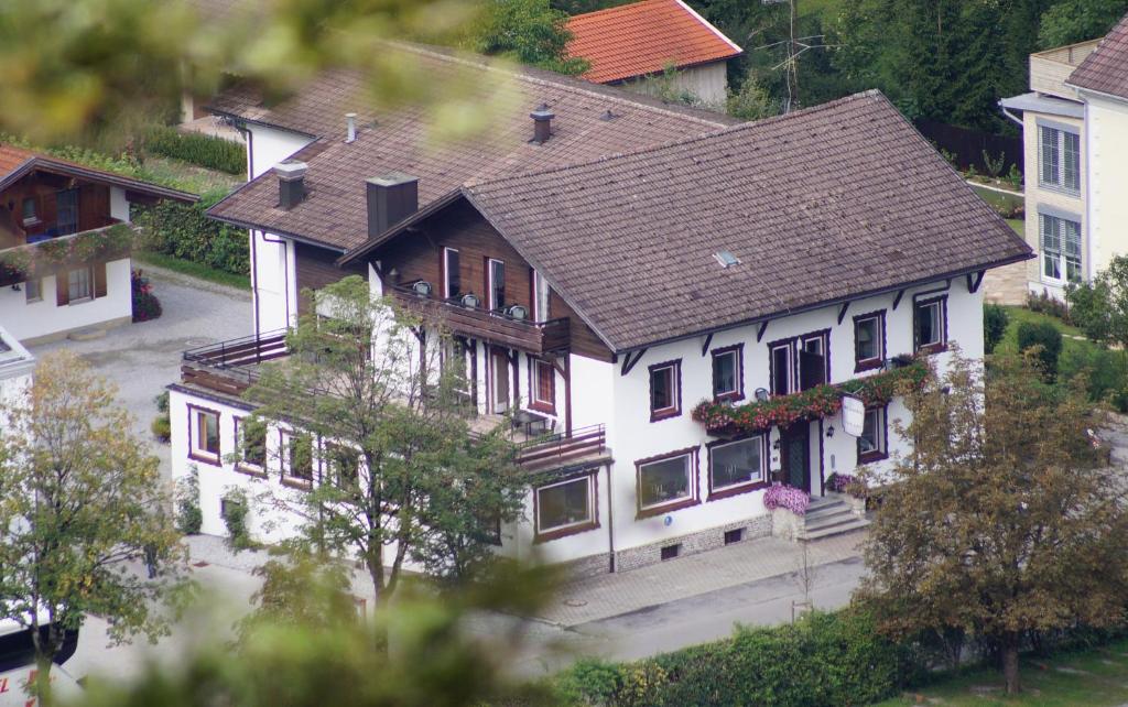 旧天鹅堡加尔尼施罗斯布里克酒店的一间白色的大房子,有棕色的屋顶