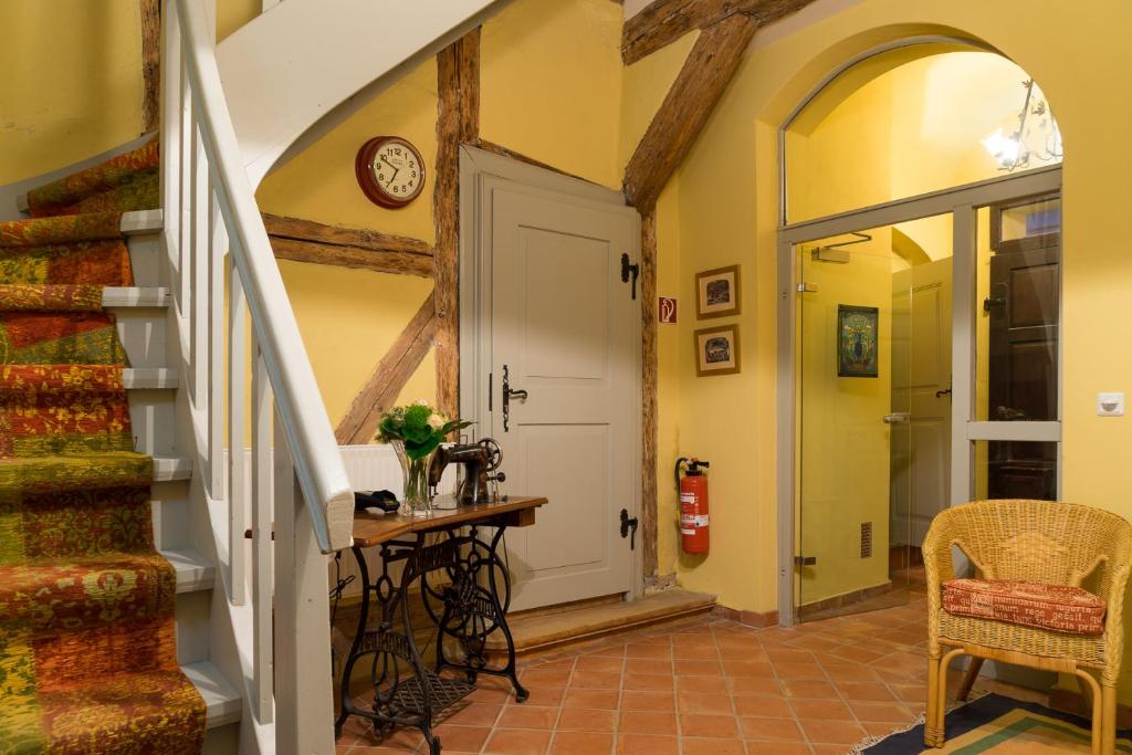 奎德林堡阿尔特拉泰楚乐公寓的走廊上设有桌子和楼梯,位于房子内