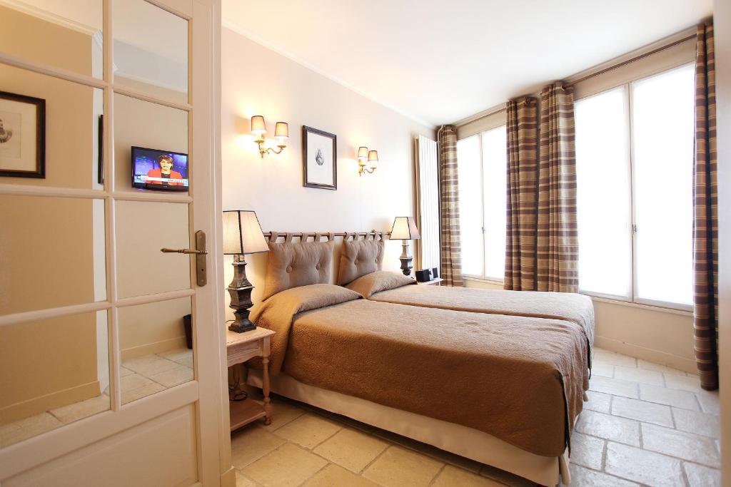 巴黎阿尔贝巴士底酒店的酒店客房设有床和窗户。