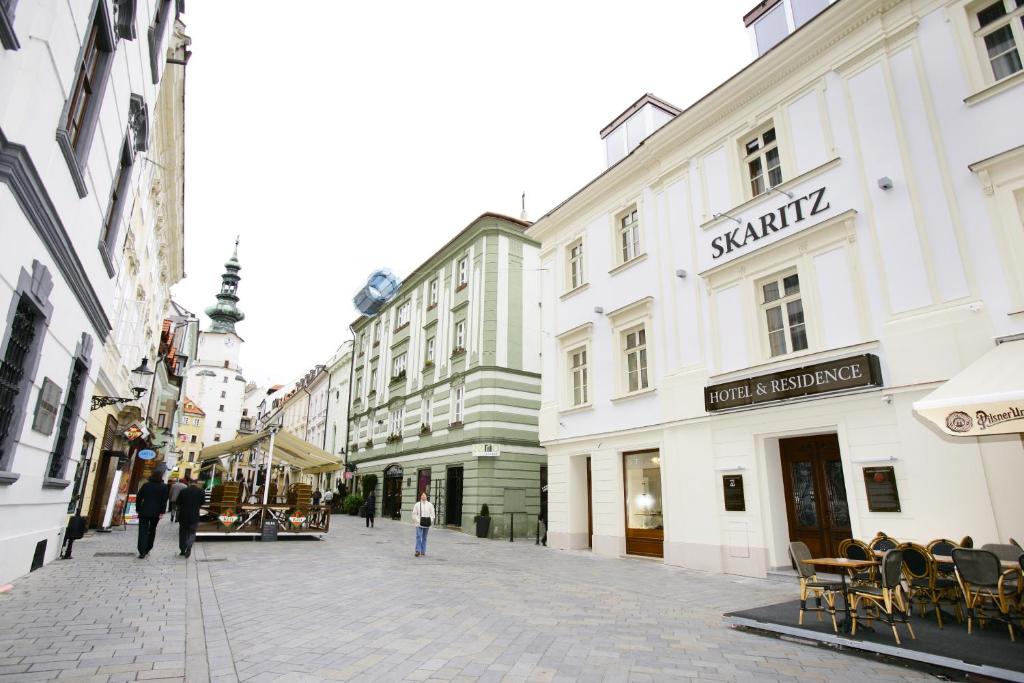 布拉迪斯拉发SKARITZ Hotel & Residence的街道上,有建筑,人们在街上行走