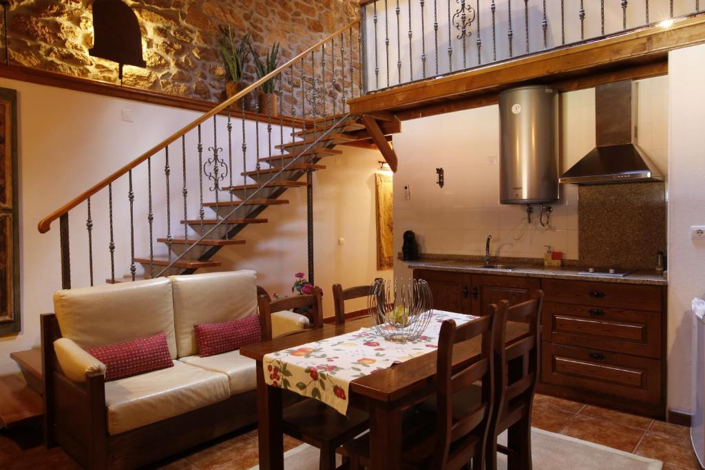 JuizoCasas do Juizo - Country Houses的厨房设有餐桌和楼梯。