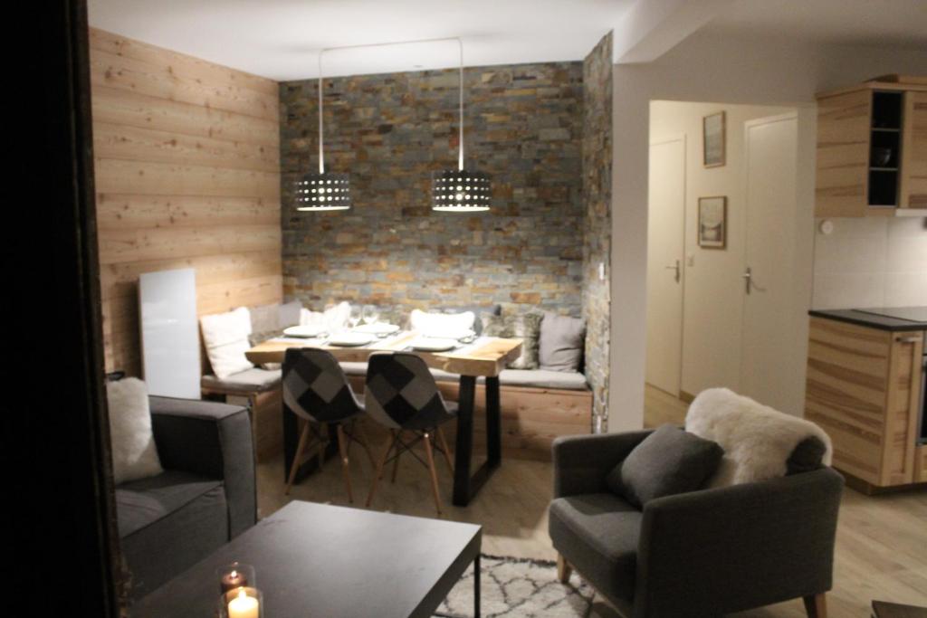 蒙热内夫尔La Chamoisiere Montgenevre的一间带桌子的客厅和一间餐厅