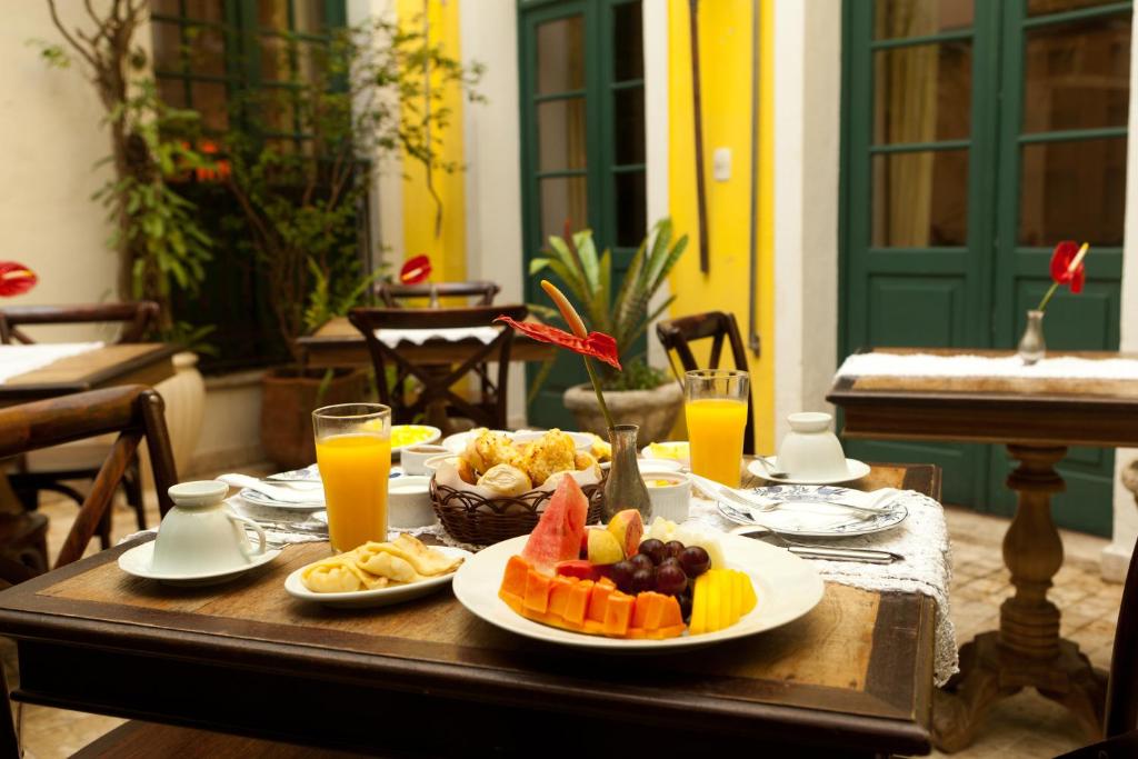 萨尔瓦多巴伊亚别墅酒店的餐桌,带食物和橙汁盘