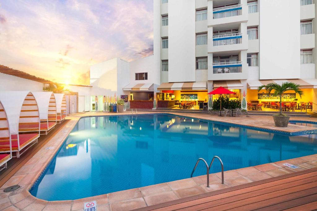 卡塔赫纳卡塔赫纳得可麦仑全包酒店的酒店前方的大型游泳池