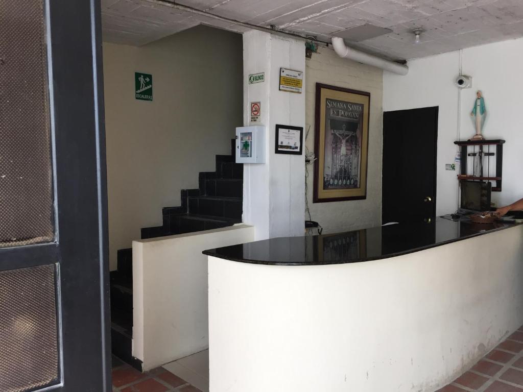 波帕扬Hotel Casa del Abuelo的大楼内带楼梯和柜台的房间
