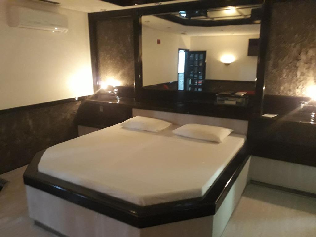 布卢梅瑙Motel Casa Branca的一张位于带大镜子的房间内的床铺