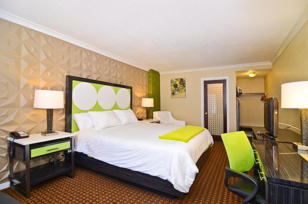 圣塔克拉瑞塔圣塔克拉瑞塔汽车旅馆的酒店客房设有一张大床和一台电视。