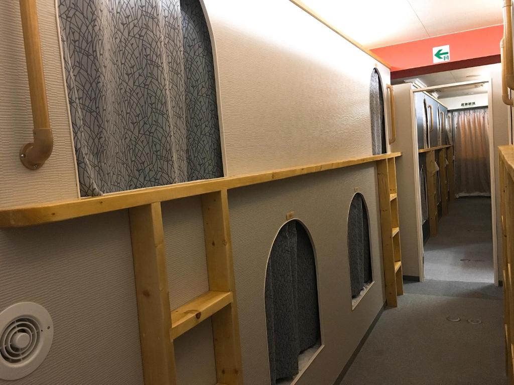 广岛玛丽卡旅舍的火车上带木架的走廊