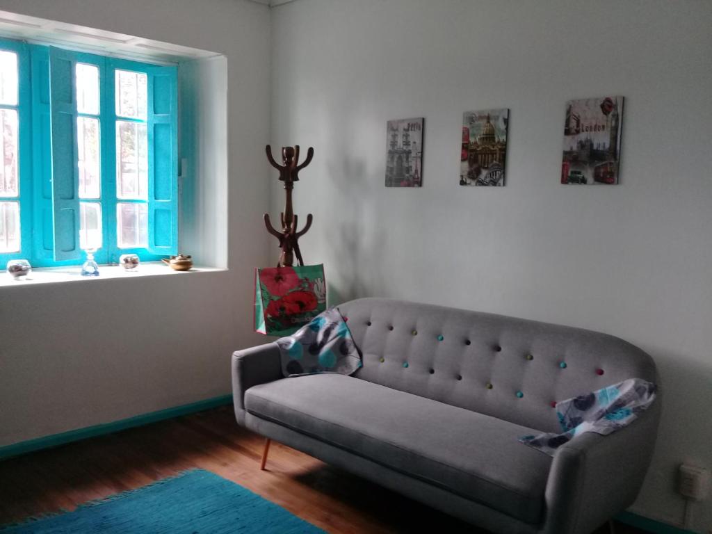 塔尔卡Hostal Casa Azul的带沙发和窗户的客厅