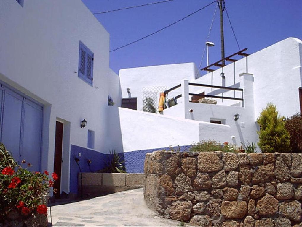 FasniaCasapancho 1 y 2 - Casa Rural - Fasnia - Tenerife的一座拥有白色墙壁和石墙的建筑