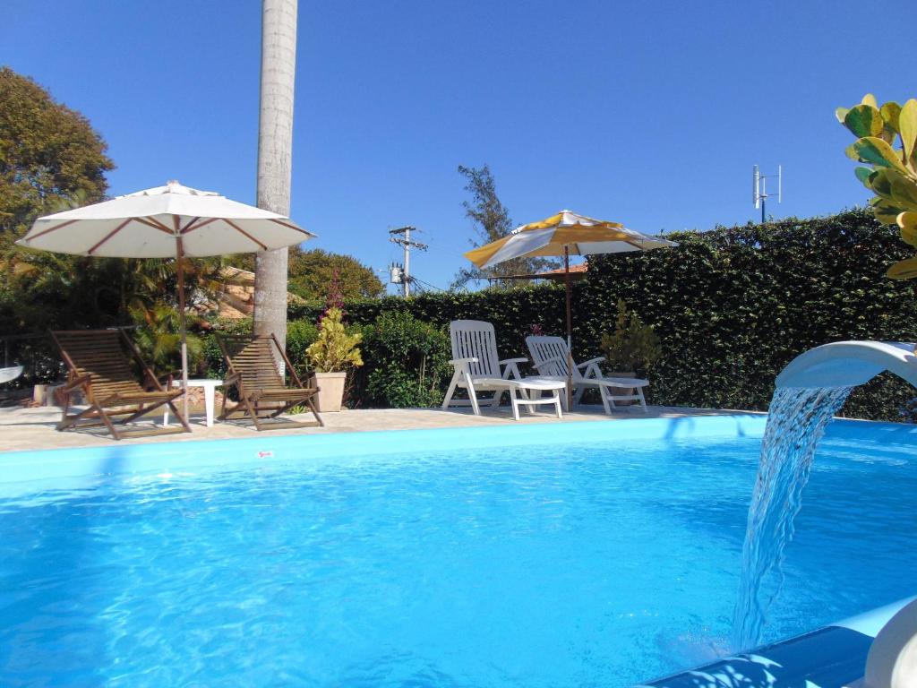 布希奥斯Apartamentos Portal da Ferradura的一个带喷泉的游泳池
