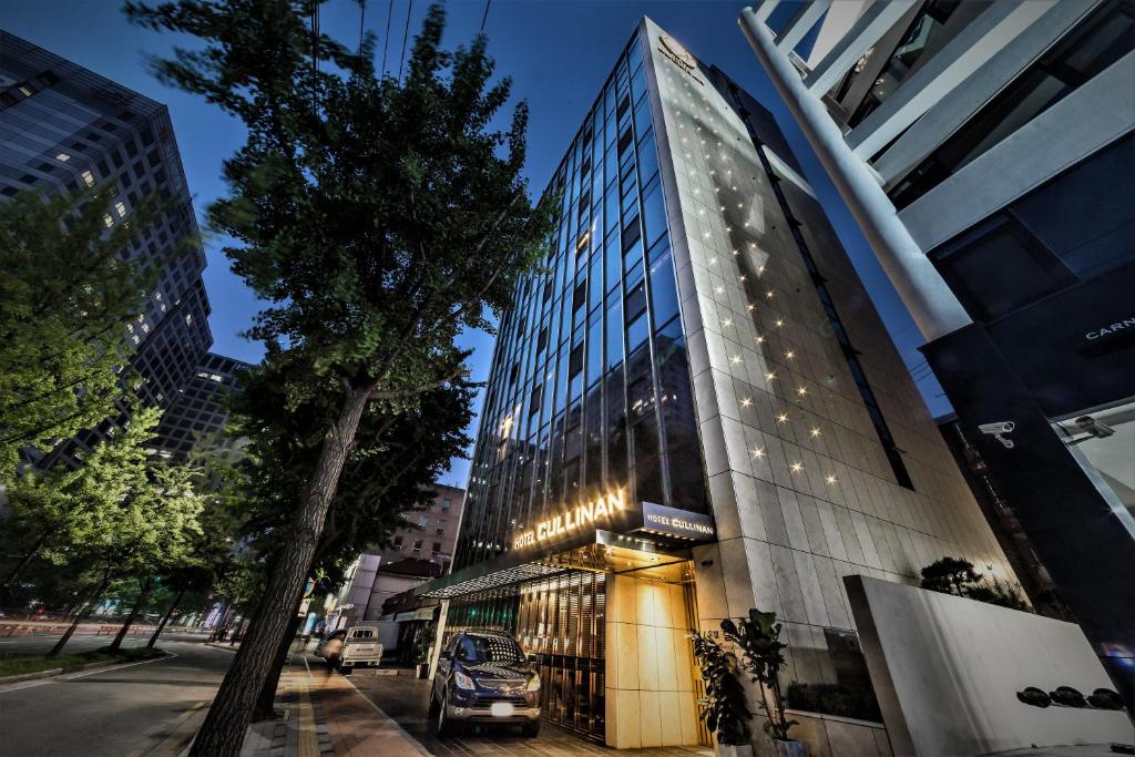 首尔天玺开浦酒店的停在高楼前的汽车