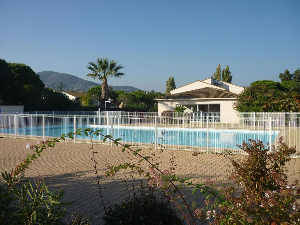 曼德琉-拉纳普勒Les Jardins Du Golf – Mandelieu的游泳池周围设有围栏