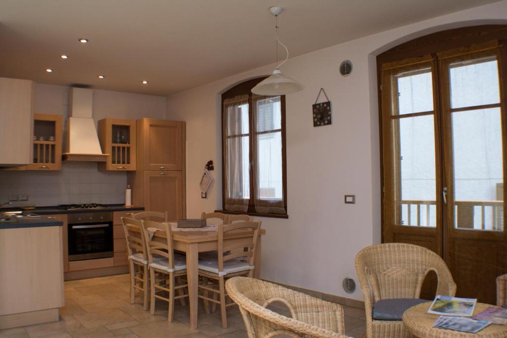 莱维科特尔梅Girasole的厨房以及带桌椅的用餐室。