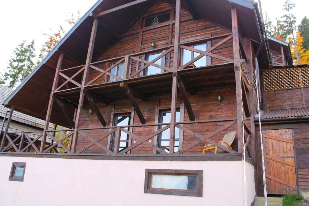 布克维Szlachta Cottage的大型木制房屋的一侧设有窗户