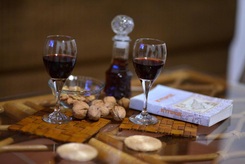 阿斯卡斯Arhontiko Askas Mansion的桌子上放两杯红葡萄酒