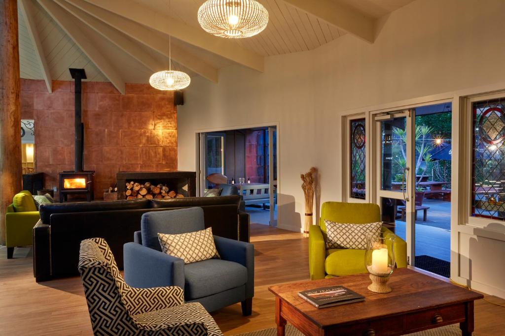 Awa-iti阿瓦罗瓦度假村的客厅配有沙发、椅子和桌子