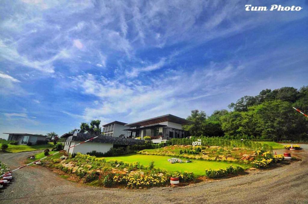 Ban Lam Thong Lang朴崇弗拉皮度假酒店的前面有花园的房子