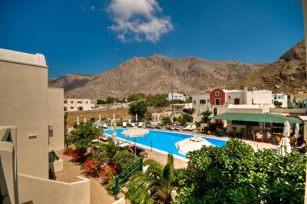 佩里萨费沃斯别墅酒店的一座带游泳池和山脉的度假村