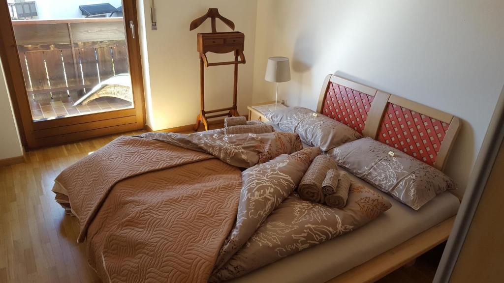 拉纳SonnenApartment的一间卧室配有一张带枕头的大床
