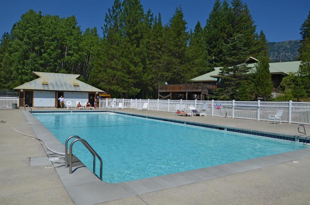 Leavenworth Camping Resort Tiny House Adeline内部或周边的泳池