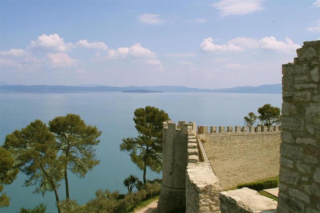 拉戈堡拉托雷酒店的从城堡的墙壁上可欣赏到湖泊美景