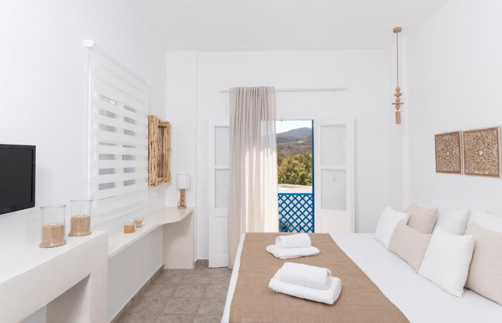 Livadi Astypalaias莫拉斯公寓酒店的白色的客厅配有沙发和桌子