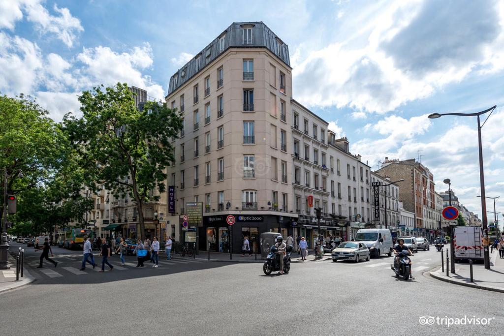 巴黎联合酒店的一条繁忙的城市街道,有汽车和摩托车的人