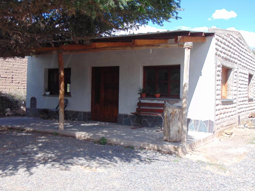 乌玛瓦卡El Churqui的前面有长凳的小房子