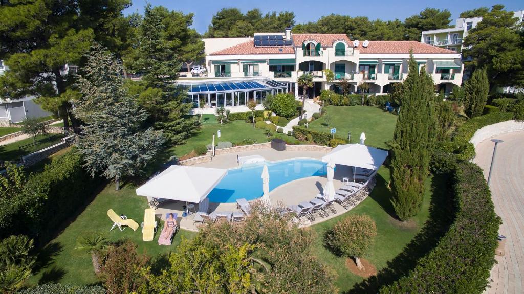 沃迪切雷丁别墅酒店的享有带游泳池的房屋的空中景致