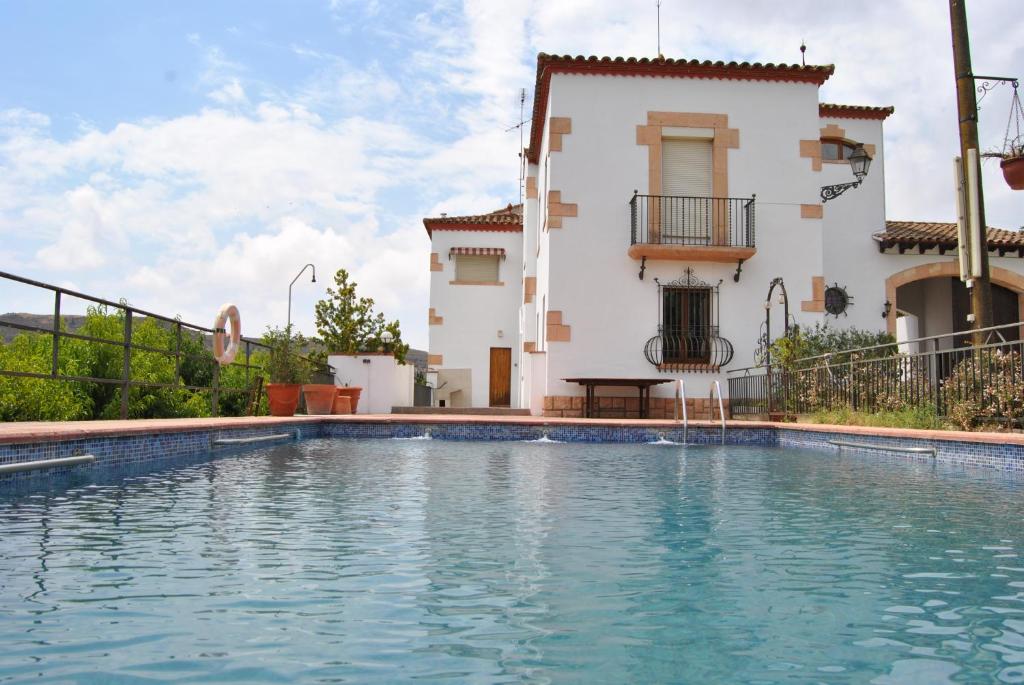 AlguaireSol Blanc的别墅前设有游泳池