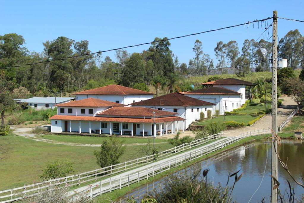 César de PinaHotel Fazenda Bela Vista的河边的一排房子