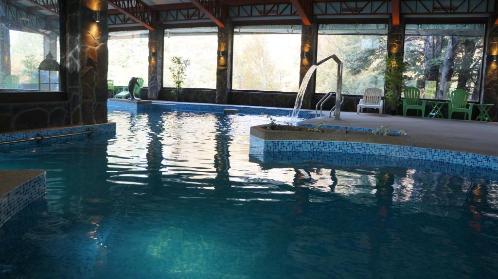 拉斯特朗卡斯Cabañas Blanche Neige Wellness & SPA的一座带喷泉的游泳池