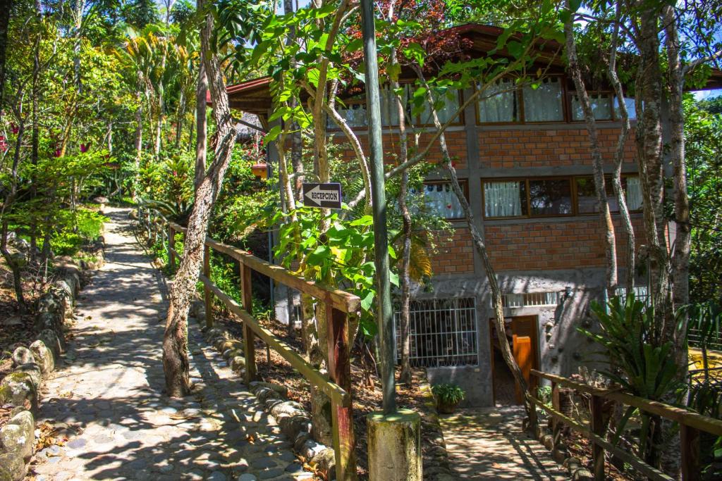 塔拉波托Yacumaman Sanctuary的前面有栅栏和树木的建筑