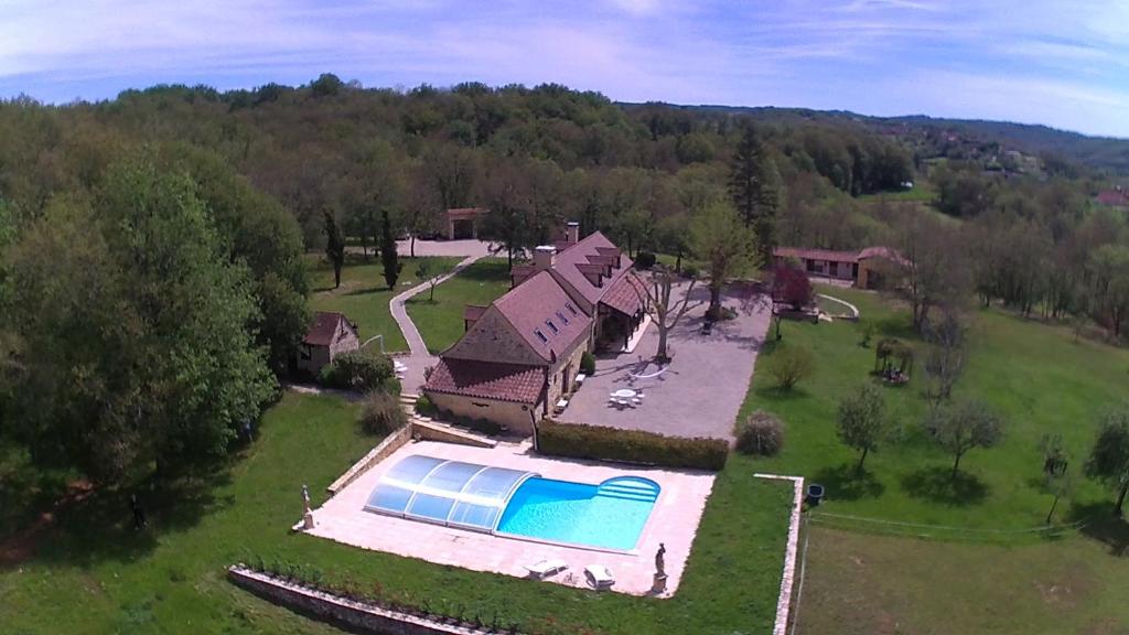 屈埃尔西地区古尔东Pech Cujoul的享有带游泳池的房屋的空中景致