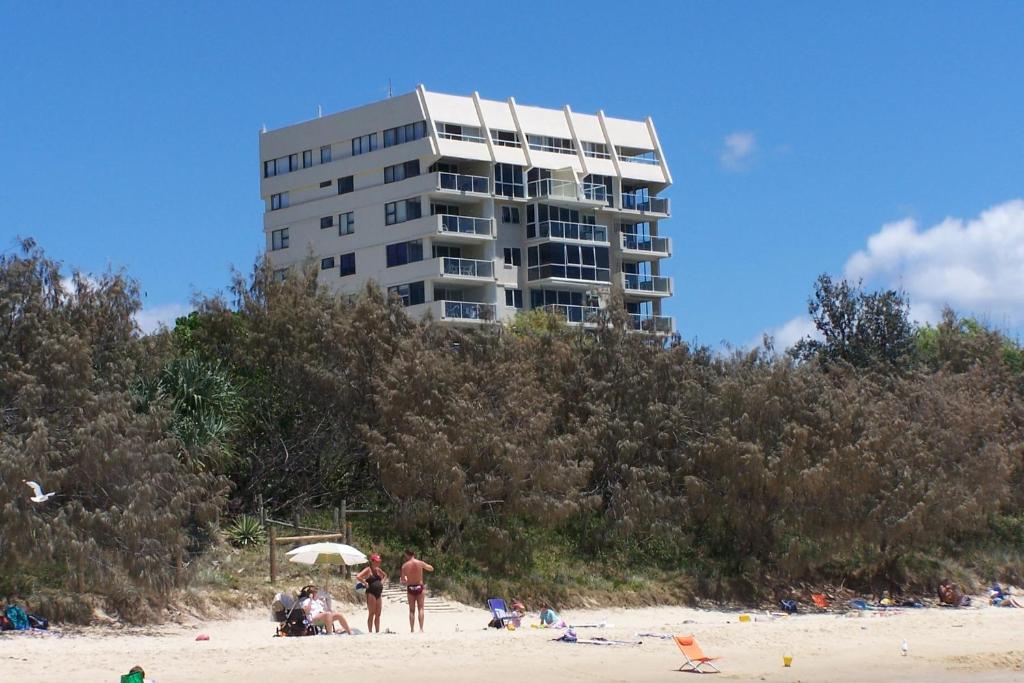 穆卢拉巴斯皮特84 号假日公寓酒店的海滩上的人的建筑
