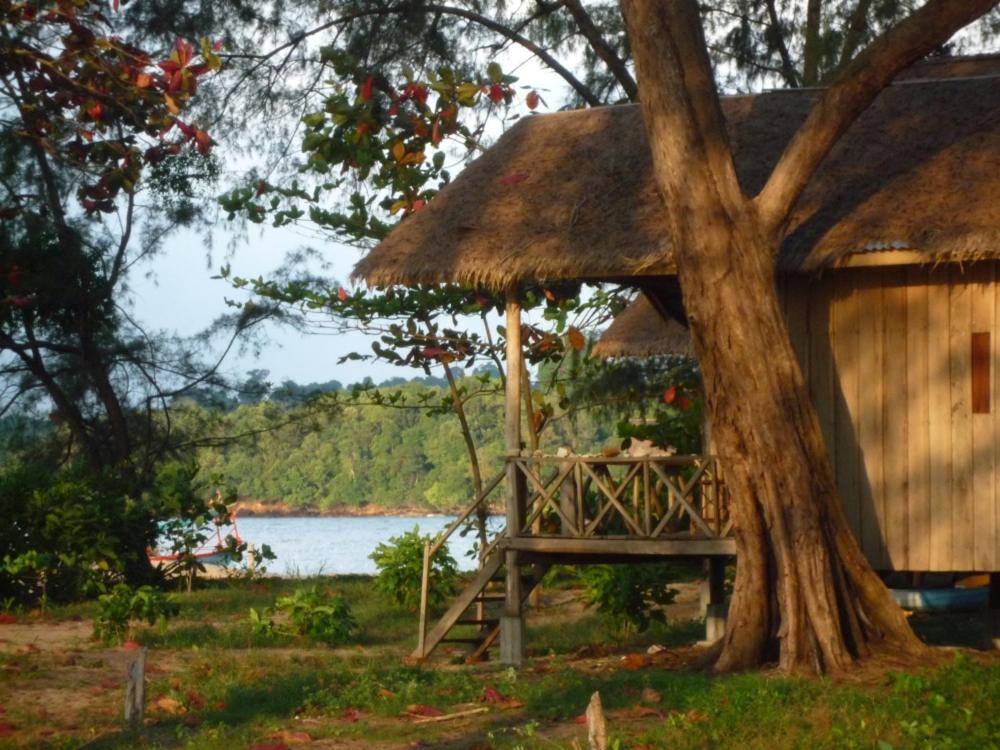 Phumĭ Kâng KéngKoh Thmei Resort的湖畔的小屋,有树