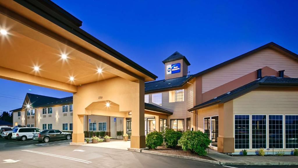 DallasBest Western Dallas Inn & Suites的停车场内有停车位的酒店