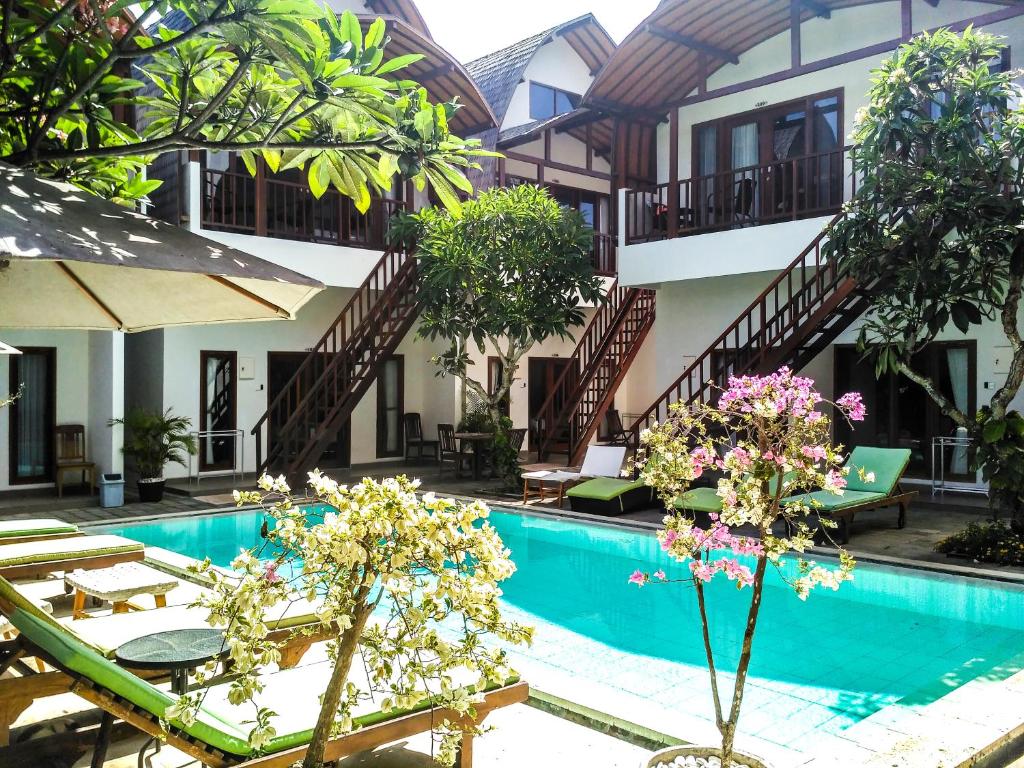 乌鲁瓦图纳齐拉酒店的一座带游泳池和大楼的度假村