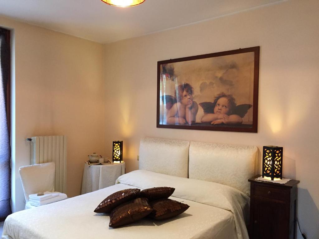 卡西纳佩齐马格诺利公寓的一间卧室配有一张壁画床