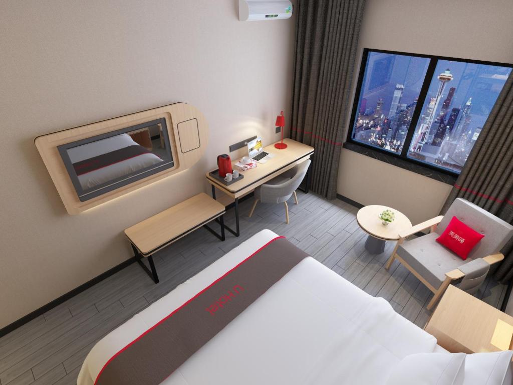天津尚客优连锁天津梅江会展中心店的小酒店客房配有一张床和一张书桌