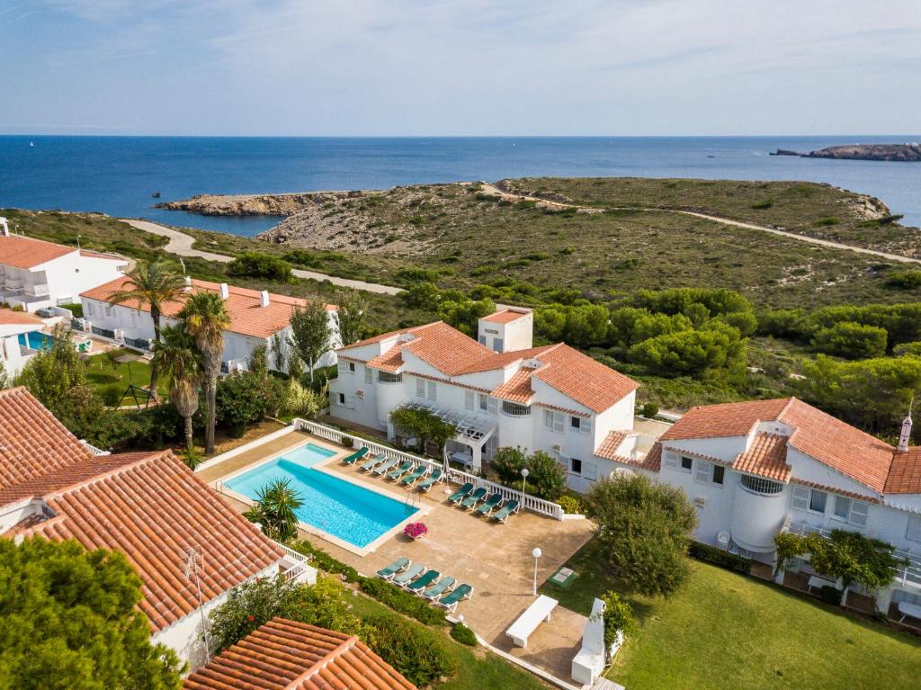 桑帕克Menorca Villa Fenicia的享有带游泳池的房屋的空中景致