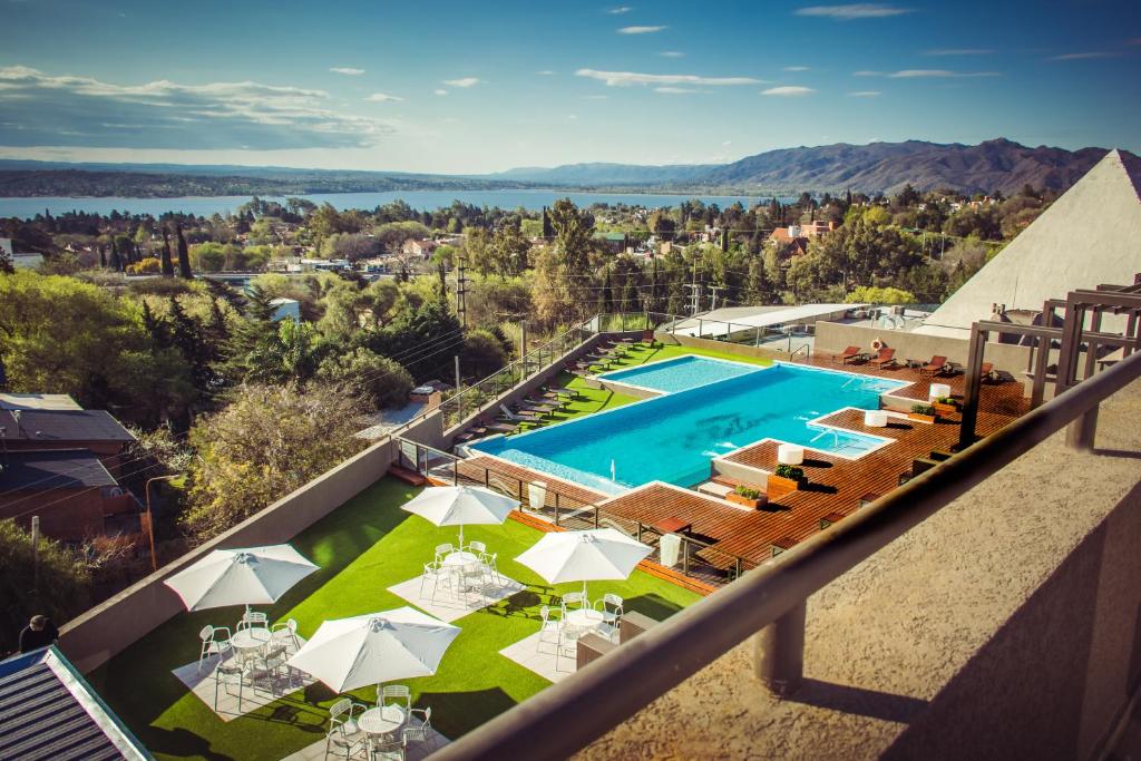 维拉卡洛斯帕兹Eleton Resort & Spa的享有带游泳池的度假村的空中景致