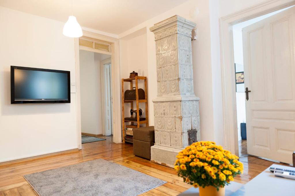索非亚Graf Ignatiev - 3BR APART的一间带石柱和电视的客厅